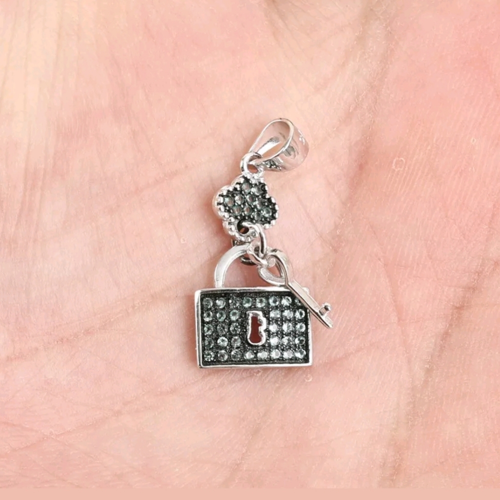 Emerald sterling silver lock & key pendant - Picture 2 of 4